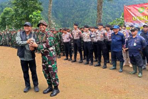 Penyerahan bibit pohon secara simbolik dari Anggota Komisi XII DPR RI, H. Rokhmat Ardiyan, S.Sos., MM  kepada Dandim 0615 Kuningan.